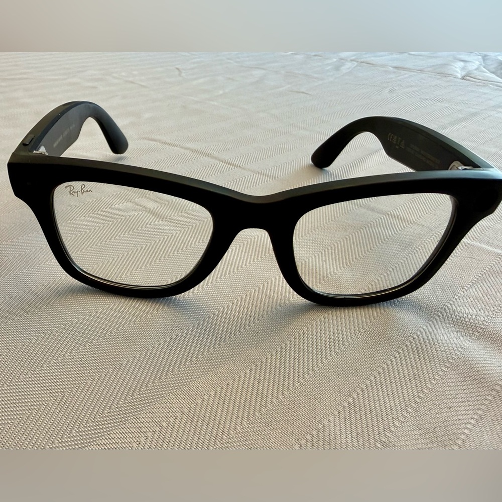 Ray-Ban Meta Gen 1 Sunglasses – Transition Lenses, matte black, clear to G-15